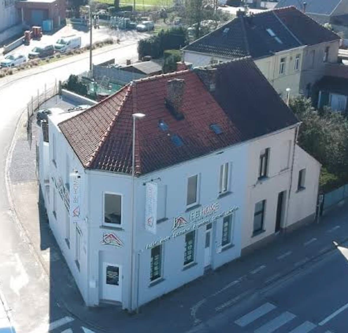 Vue aérienne du bâtiment de l'agence Be Home Partners à Braine-l'Alleud